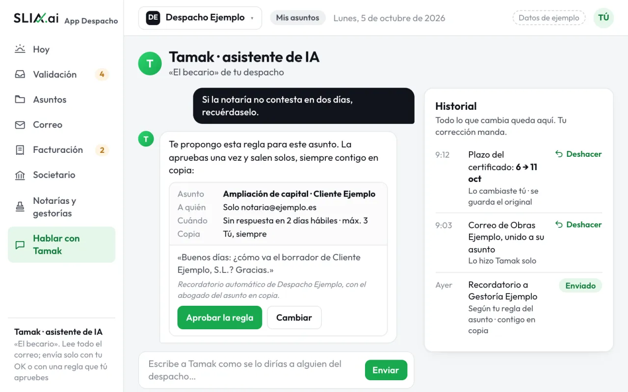 Conversación de ejemplo con Tamak, asistente de IA: propone una regla para recordar a la notaría de un asunto el borrador pendiente, con la dirección, cuándo y la plantilla del recordatorio automático, siempre contigo en copia, y espera a que la apruebes.