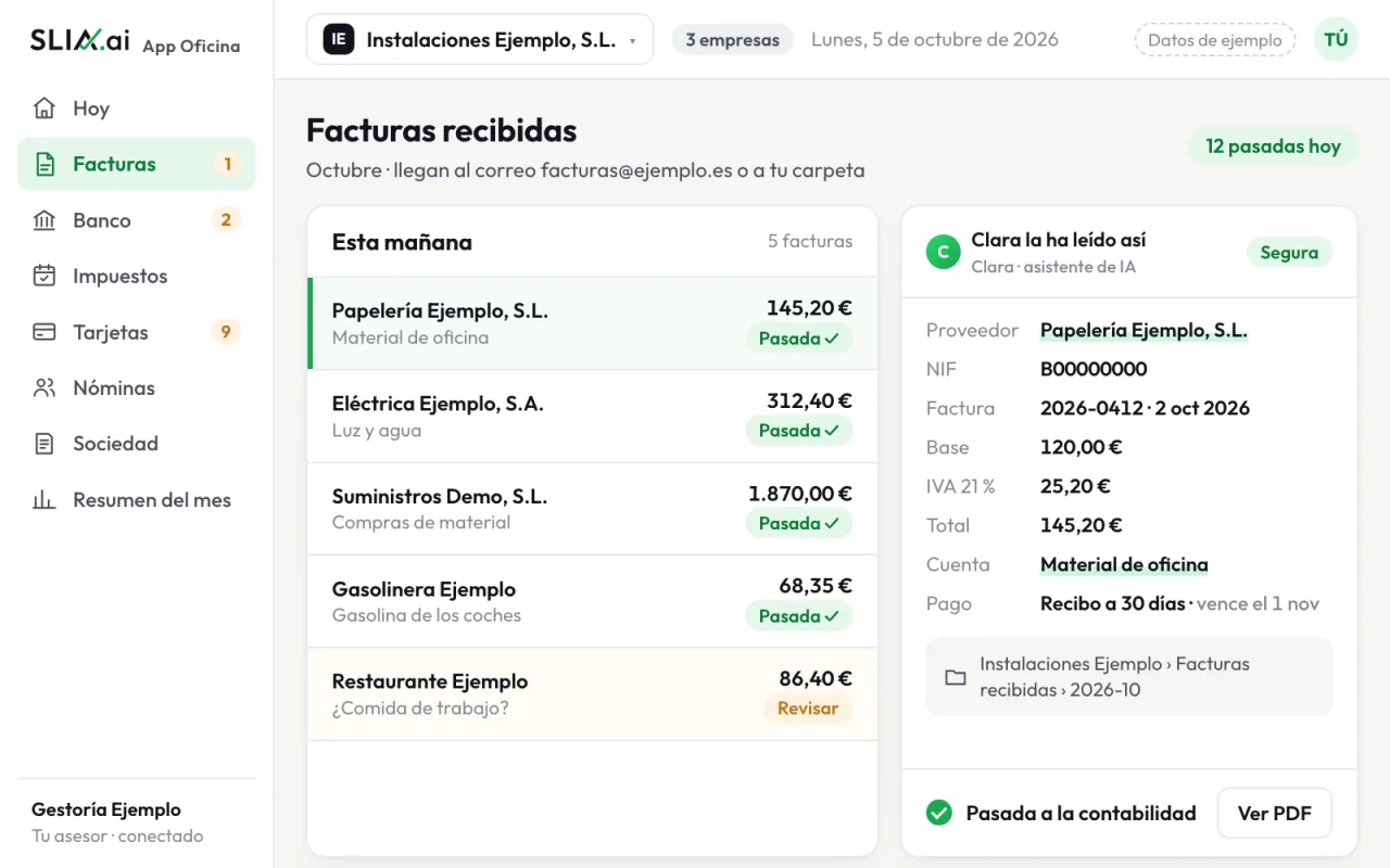Bandeja de facturas de ejemplo: cuatro pasadas a la contabilidad con su cuenta y una marcada para revisar.