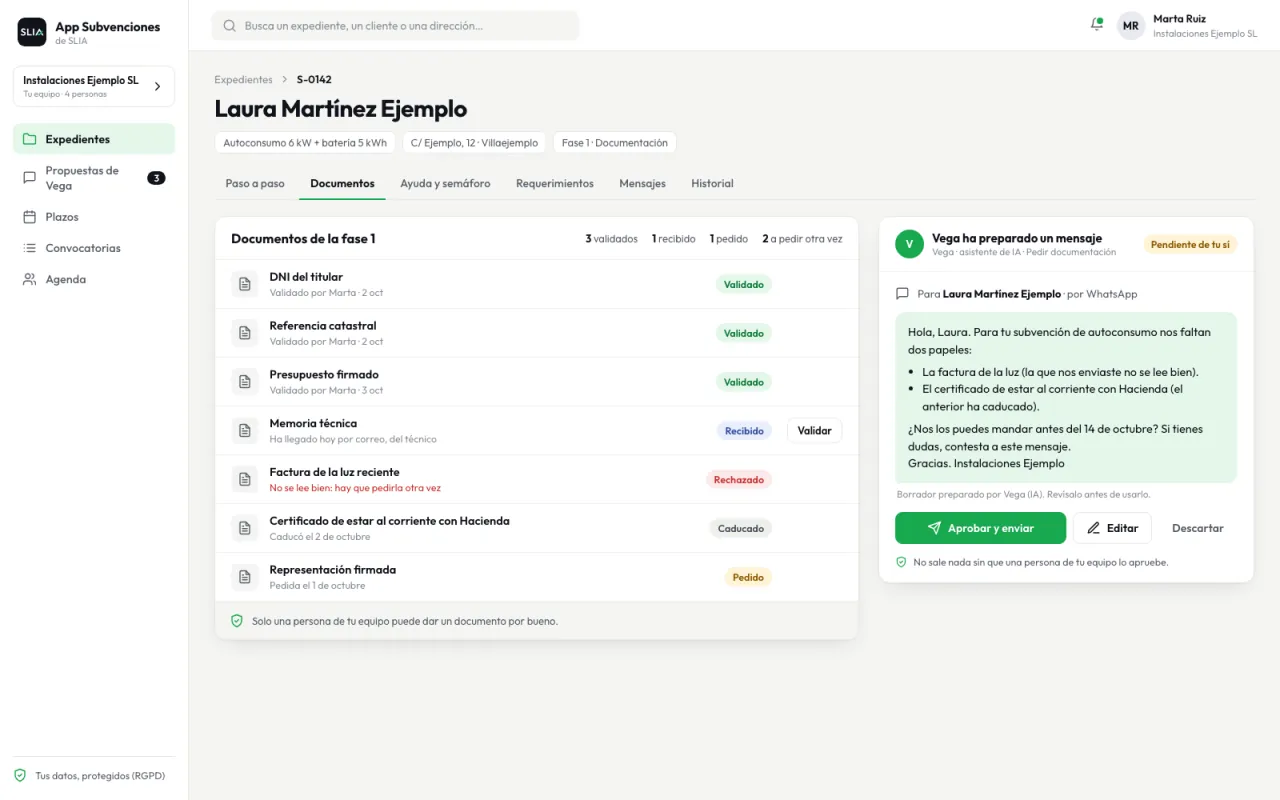 Lista de documentos de ejemplo con su estado y, al lado, un WhatsApp que ha preparado Vega para pedir dos papeles, con el botón Aprobar y enviar.